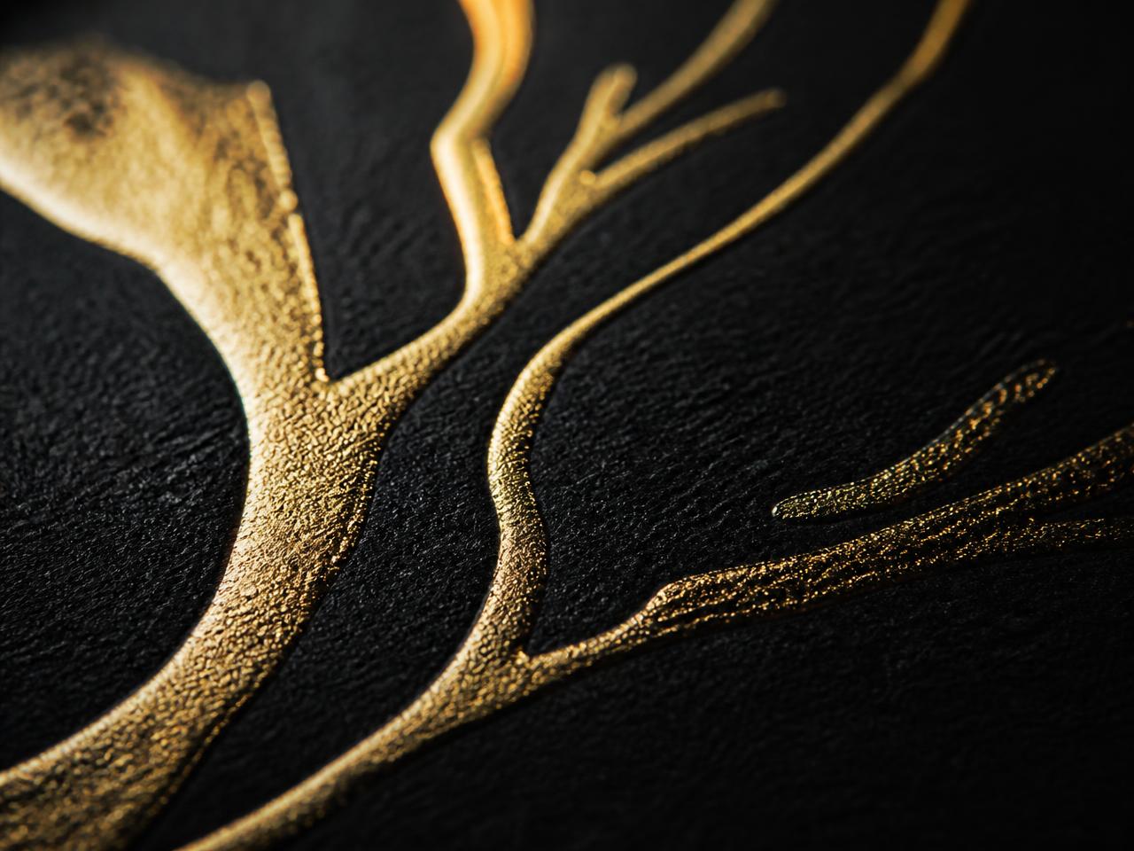 Detalhe macro de acabamento em hot stamping dourado